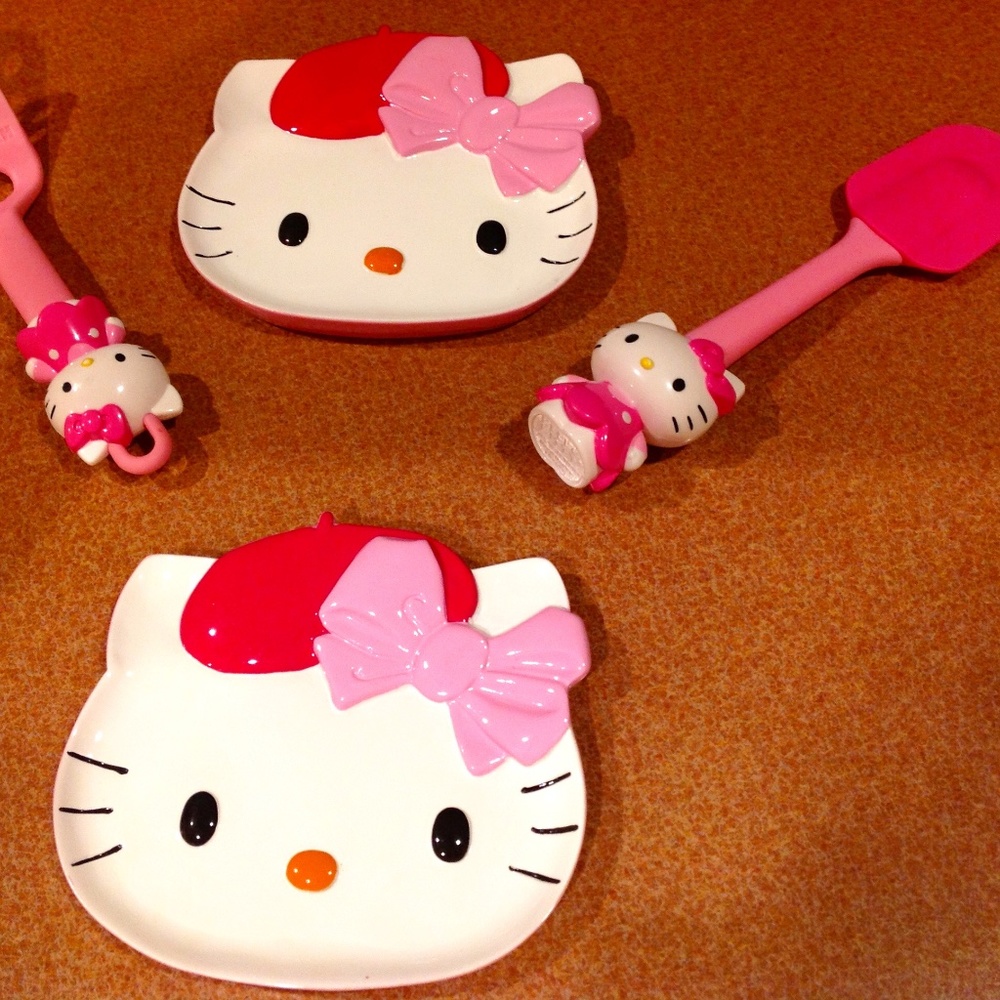 2 Hello Kitty Dishes & Servers